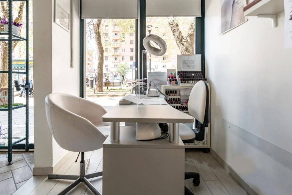 Postazione manicure e onicotecnica — Centro Estetico La Methode Roma Monteverde su Piazza Rosolino Pilo